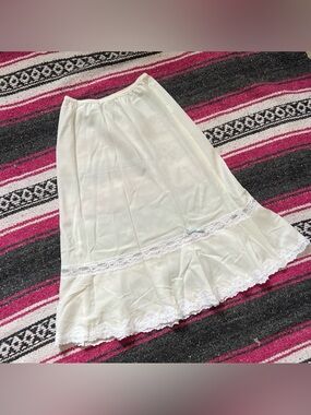 Saks 5th Avenue White Lace Skirt Slip Euro Summer Bow Detail Size Small VTG 70’s